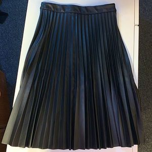 Black Pleated Pleather Midi-skirt